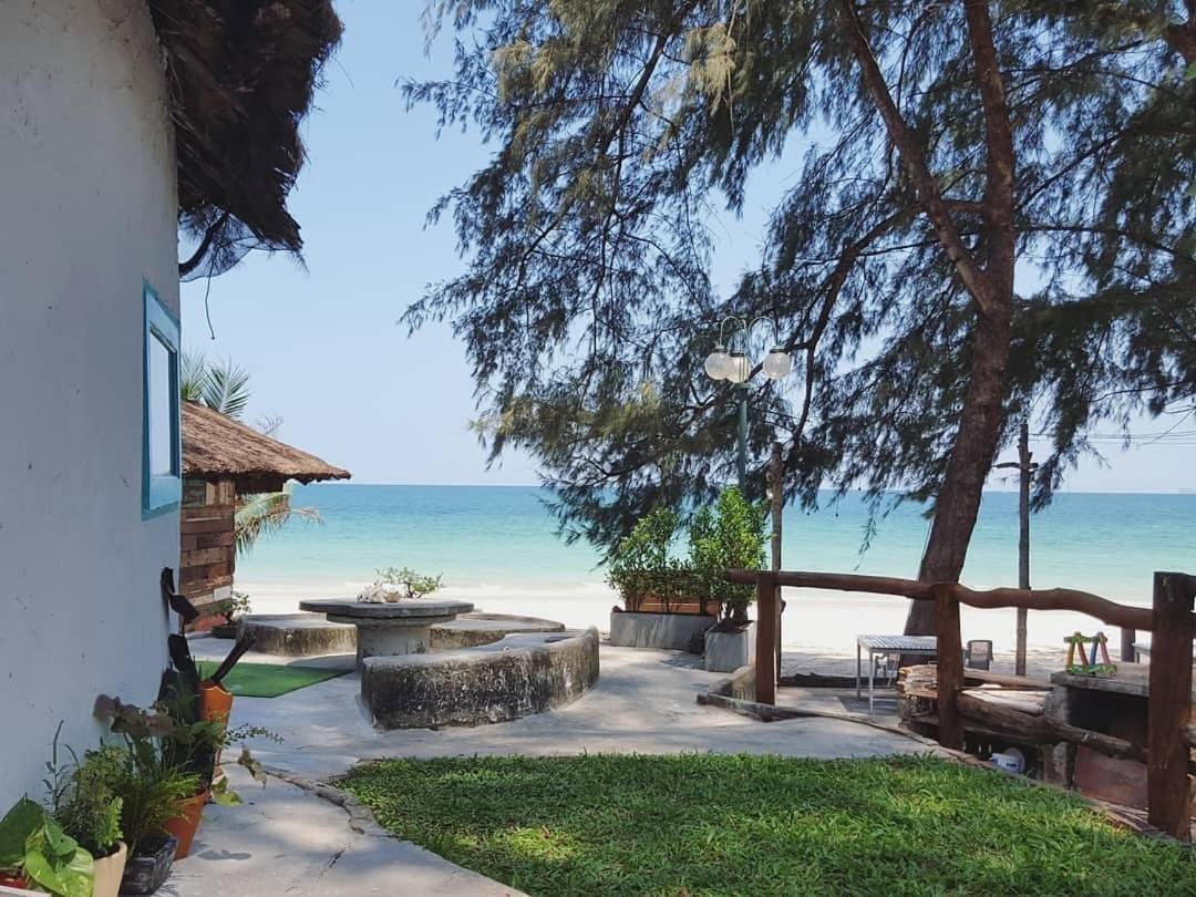 Maliblues Bed & Art Gallery Chumphon Exterior photo